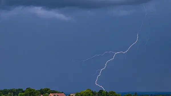 В Украине объявлен первый уровень опасности из-за грозы