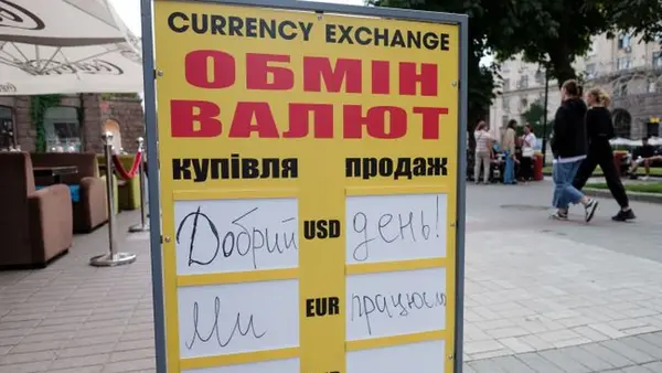 Доллар подешевел в обменниках, курс евро упал ниже 49 гривен