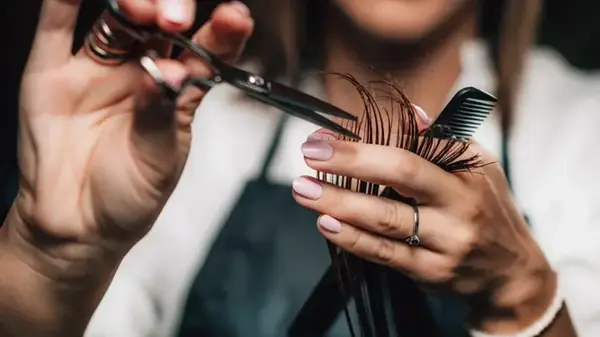 Лунный календарь стрижек на август 2025 года: какие дни благоприятны для изменения имиджа