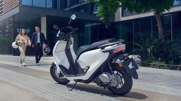 С навигацией и запасом хода 70 км: в продажу поступает лучший электроскутер Honda (видео)