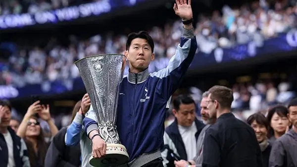 Звездный нападающий Тоттенгема официально сообщил о своем уходе