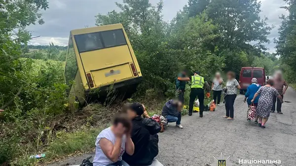 На Винниччине автобус с пассажирами слетел в кювет