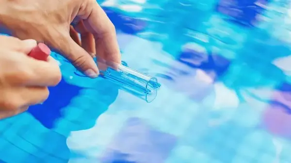 Почему не стоит купаться в бассейне с резким запахом: ученые объяснили, что может скрываться в воде