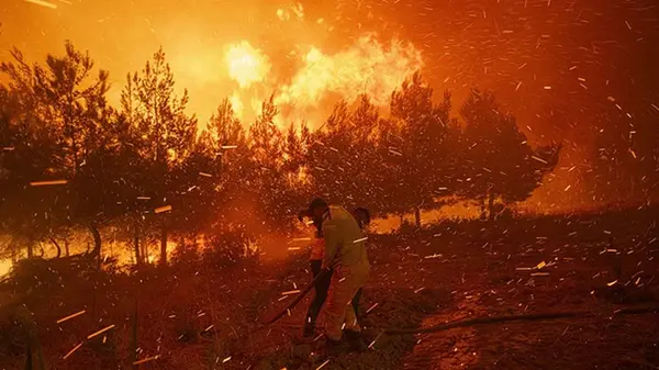 Пожары в Турции остановили движение по Дарданелльскому проливу