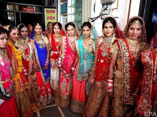 700 индийских невест получили в подарок деревянные дубинки для избиения пьяных мужей