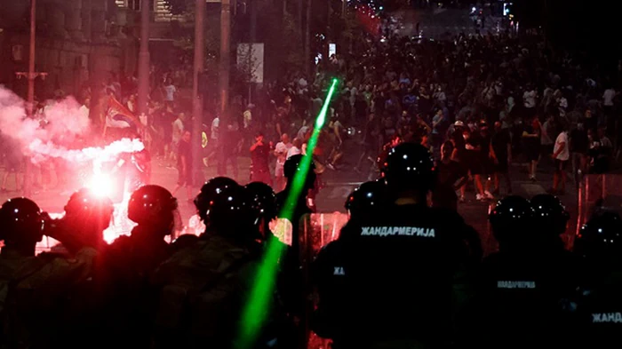 В Сербии протестующие подожгли офис партии Вучича