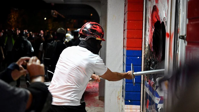 Протесты в Сербии переросли в столкновения и погромы