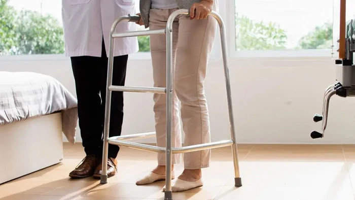 Медичні ходунки для дорослих: вибір, види та особливості використання в Україні