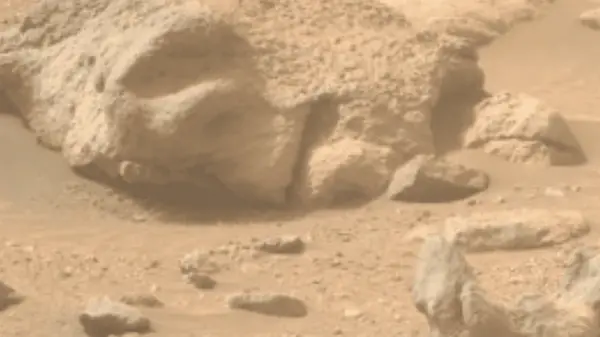 Марсоход NASA заметил на Марсе загадочный «шлем» (фото)