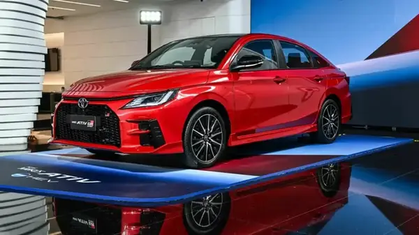 Цена $23 800 и расход 3,4 л/100 км: Toyota показала недорогой спортивный седан (видео)