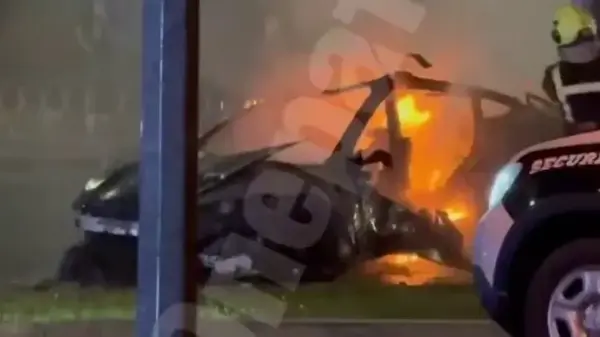 В Киеве после ДТП полностью сгорел электромобиль Tesla (видео)