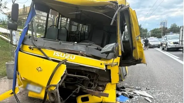 В Киеве маршрутка врезалась в автобус на остановке