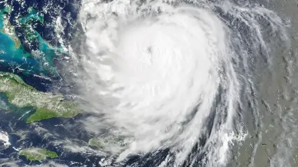 Рекордную трансформацию шторма в опасный ураган засняли из космоса: в будущем их станет больше