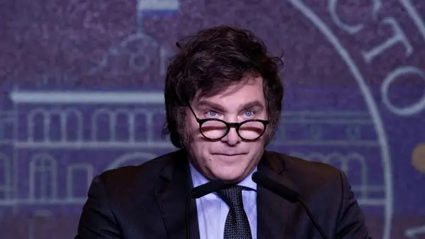 Президент Аргентины вынужден спасаться бегством: его авто атаковала толпа