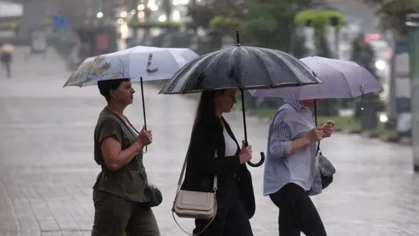 Осень играет контрастами: где и когда в Украине ждать дождей с грозами