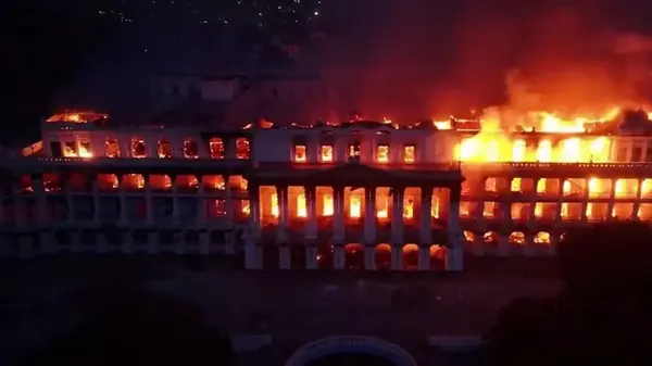 Протесты в Непале: дворец правительства и особняк премьер-министра сгорели дотла (видео)