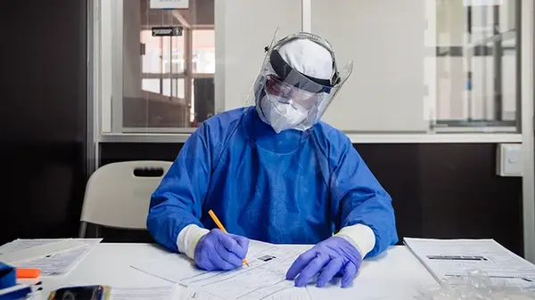 Возврат COVID-19: когда ждать новой волны и нужна ли вакцинация