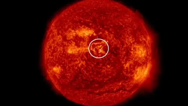 В центре Солнца появилась гигантская буква S: звезда пыталась нас предупредить (фото)