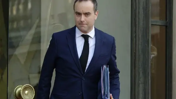 Праздники под защитой: премьер Франции ищет другие пути спасти государственный бюджет