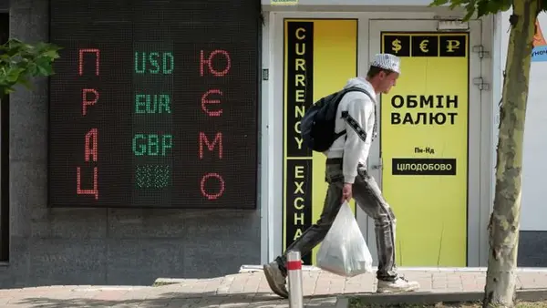 Доллар подешевел в обменниках, евро упал ниже 49 гривен