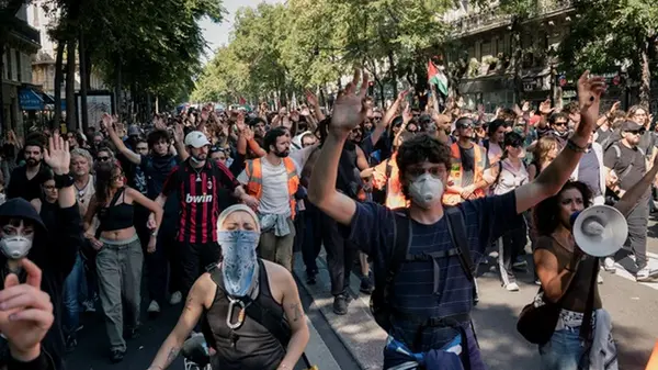 Во Франции прошли масштабные протесты из-за смены соцполитики