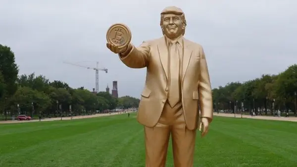 В Вашингтоне установили «золотую» статую Трампа