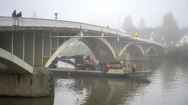 В Германии судно протаранило два моста на реке (фото)