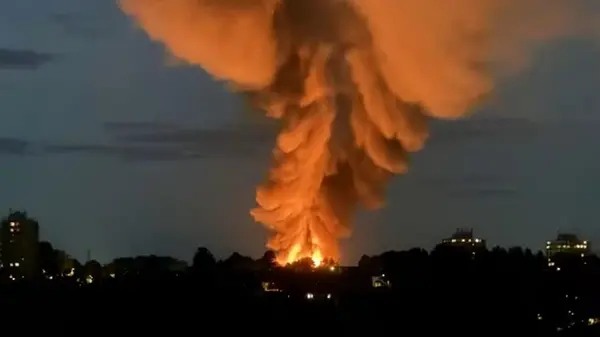 В Великобритании вспыхнул пожар после взрыва на складе