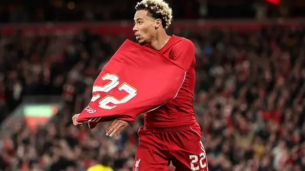 Футболиста Ливерпуля удалили с поля после абсурдного эпизода