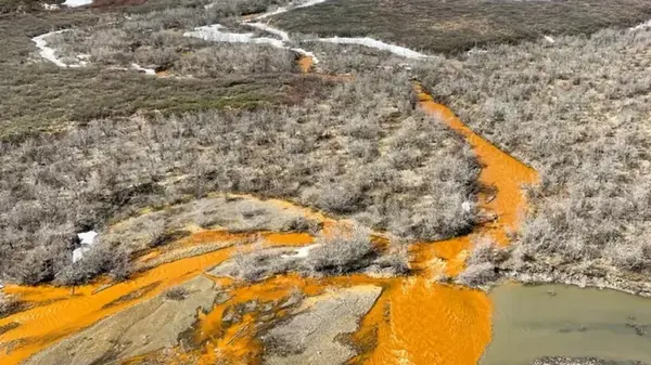 Лед растворяет железо быстрее воды: ученые разгадали тайну оранжевых рек в Арктике