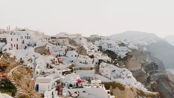 Санторини поднялся вверх на несколько сантиметров: что могло приподнять целый остров