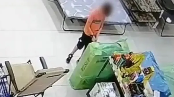 В Киеве мальчик устроил пожар в гипермаркете (видео)