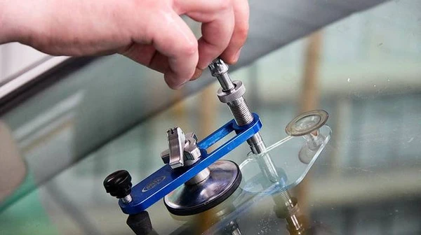 Почему важно сразу ремонтировать лобовое стекло