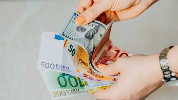 Доллар подешевел после двухдневного роста