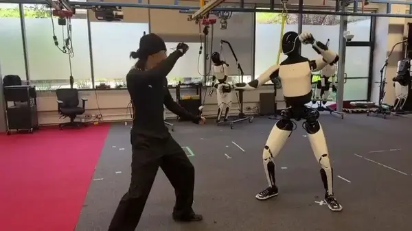 Илон Маск показал, как его робот Tesla учит кунг-фу и взорвал соцсети (видео)