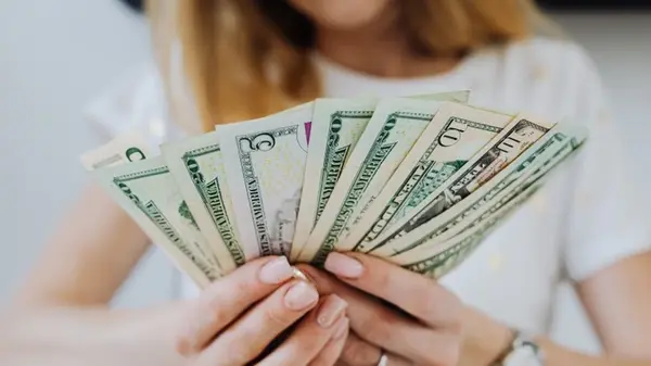 Доллар подешевел к мировым валютам из-за шатдауна в США