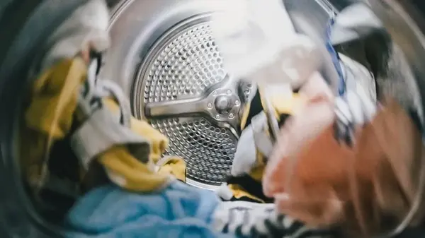 Дело в температуре: ученые считают, что большинство людей неверно стирают свою одежду