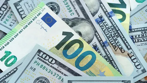 Октябрь станет тестом для гривны: банкир дал прогноз курса доллара и евро