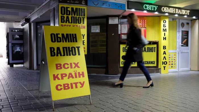 Доллар начал дешеветь и упал в обменниках ниже 42 гривен