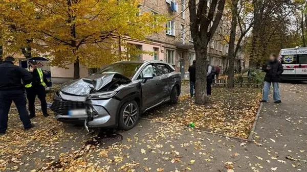 В Киеве автомобиль после ДТП вылетел на тротуар, пострадали дети