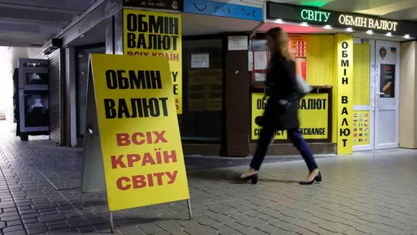 Доллар начал дешеветь и упал в обменниках ниже 42 гривен