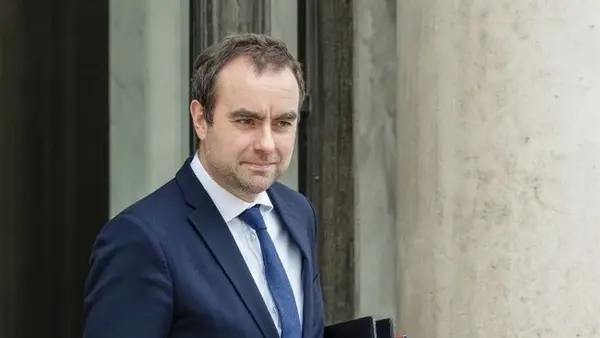 Новое правительство Франции пережило два вотума недоверия в парламенте