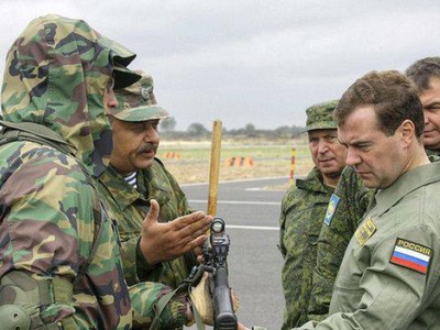РФ вторглась в Сирию для защиты российского народа — Медведев
