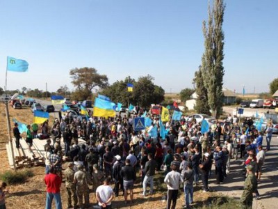 Блокада Крыма: активистам свозят палатки и бочки