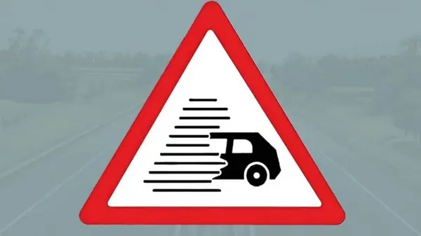 На дорогах Европы появился новый знак с полосами и авто: что он означает