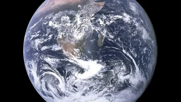 Что-то усердно толкает Землю в «петлю смерти»: смогут ли люди избежать вымирания