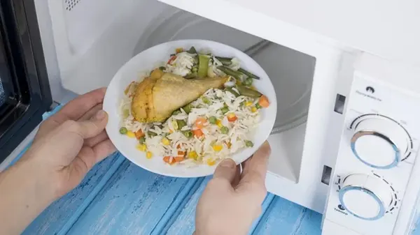 Что микроволновка делает с едой на самом деле: ученые дали объяснение