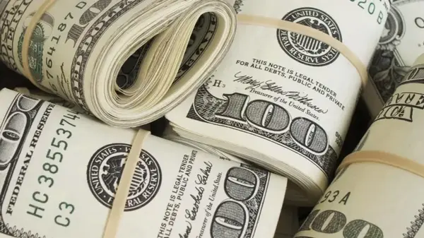 НБУ немного понизил курс доллара