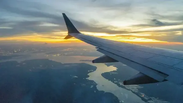 Полет против вращения Земли не ускоряет время полета: на самом деле требуется даже больше времени