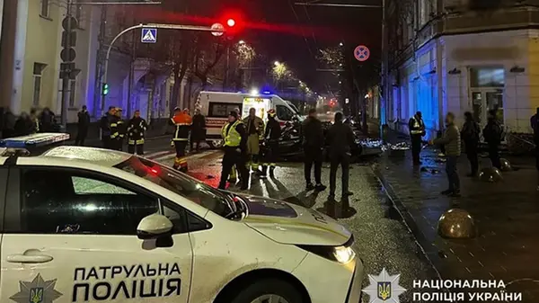 В центре Житомира Mercedes врезался в дом: есть погибшие